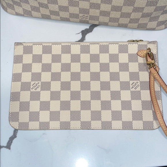 Louis Vuitton Purse - Picture 6 of 12